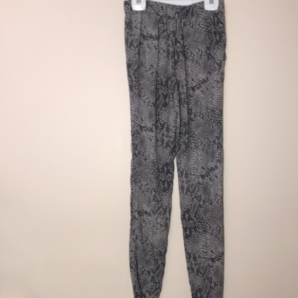 💕2/$20💕Babaton 100% Silk Snakeskin Print Pant - Picture 6 of 12